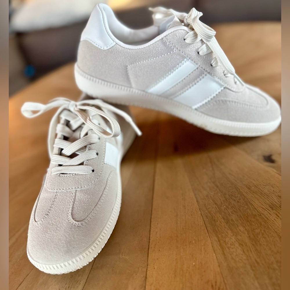Women's Berness Beige and White Sneakers, Size 6